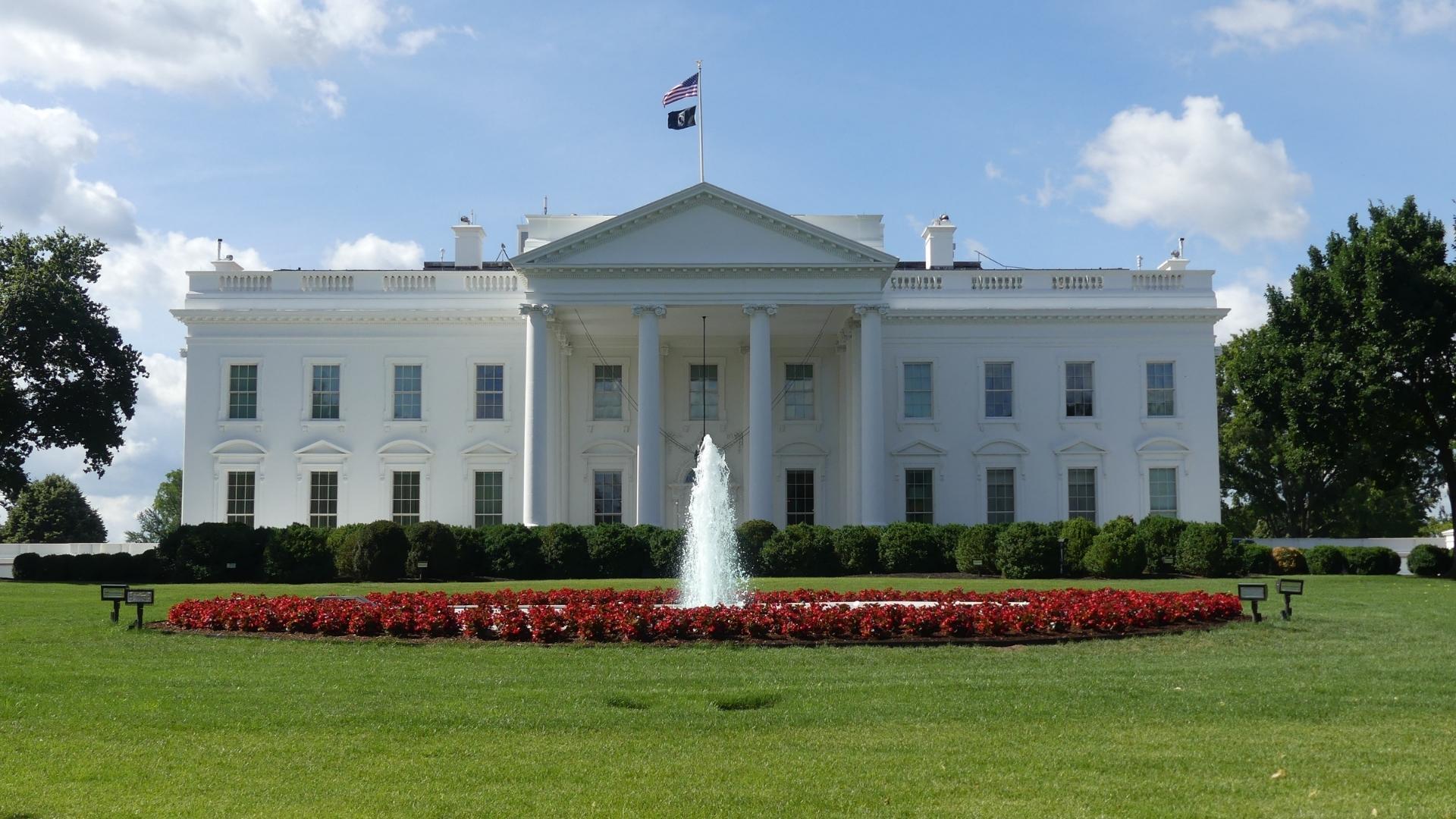 White house landscape photo